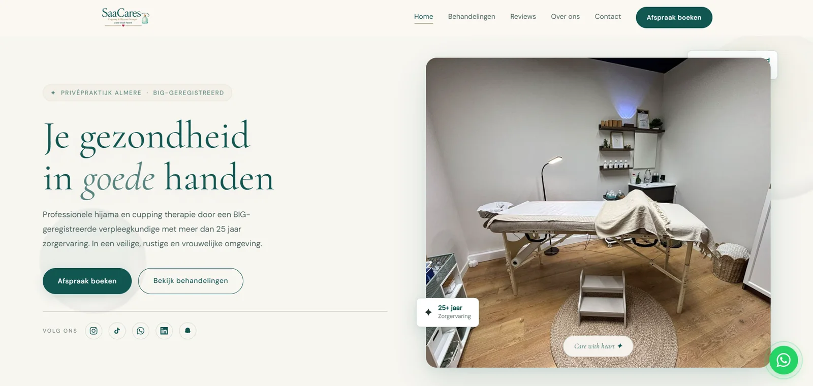 Schermafbeelding van saacares.com op een laptop: links de kop “Je gezondheid in goede handen” met de knoppen “Afspraak boeken” en “Bekijk behandelingen”, rechts een foto van de behandelruimte